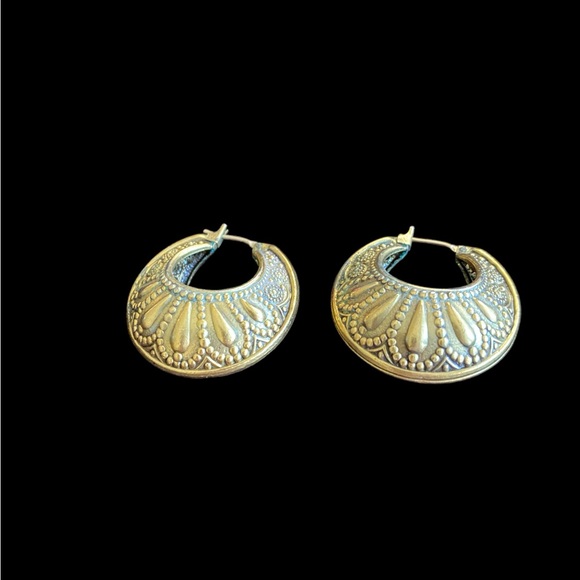 Jewelry - Pretty Vintage Gold tone earrings